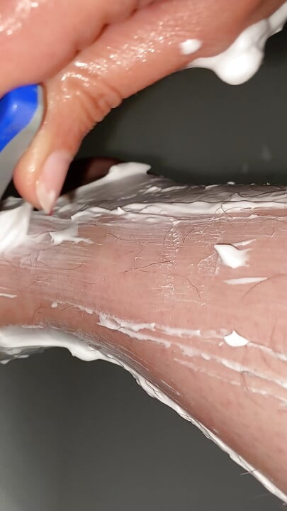 Afeitado de piernas peludas de cerca