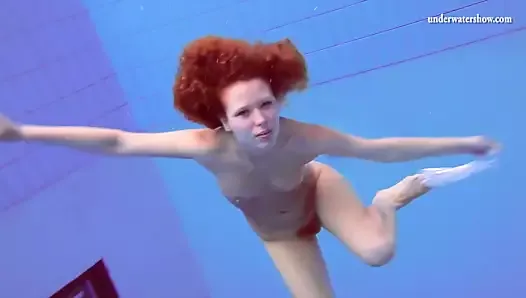 Buceta ruiva de Matrosova na piscina