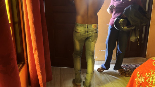 Zaprosiłem duże naturalne cycki MILF przyjść do mojego pokoju i uprawiać seks ze mną