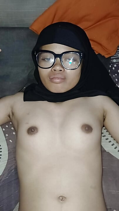 18-year-old hijab girl starts daring to appear in front of the camera