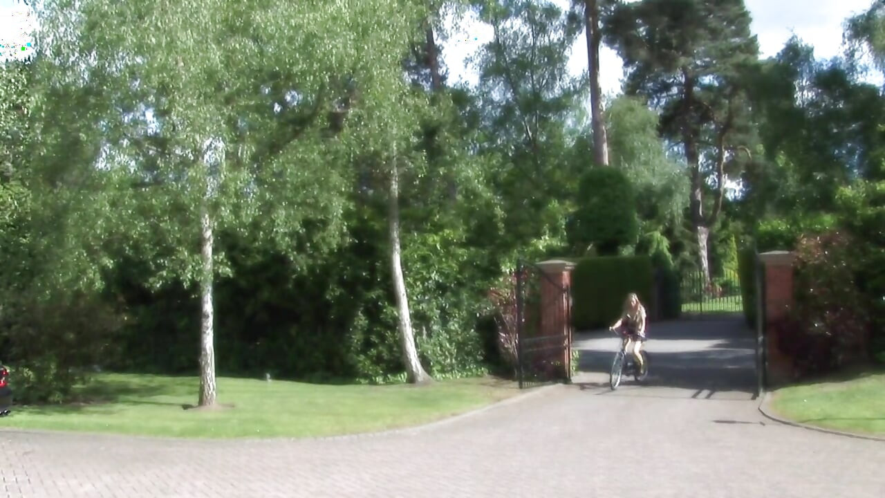 Hete kont blondine wordt geneukt terwijl ze haar fiets vasthoudt