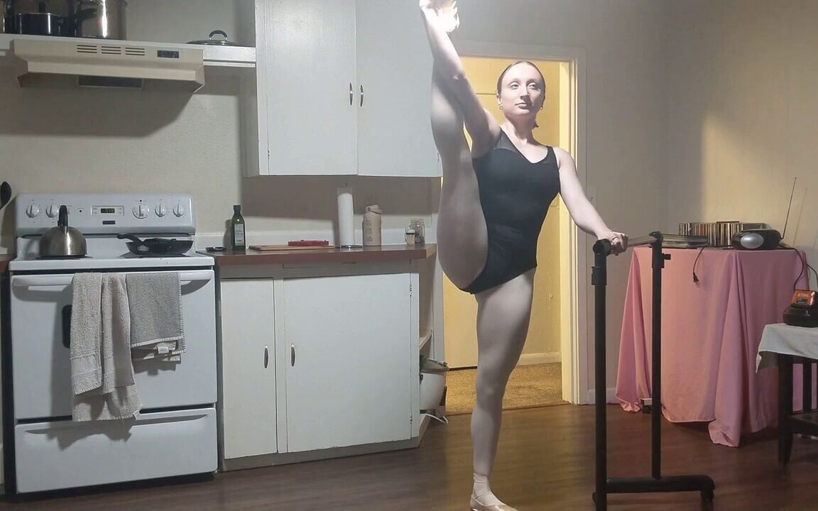 Lady Cherry pleše balet u trikou i goloj