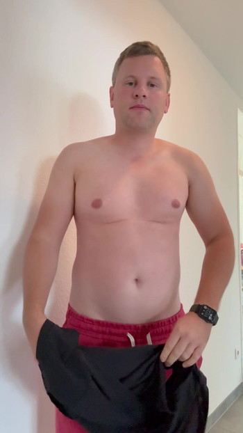 Pascal在家里脱衣