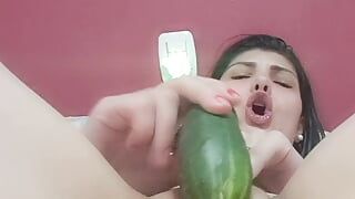 Masturbación con pepino pequeño y grueso