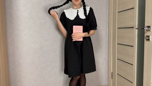 Pierwszy seks Wednesday Addams ze swoją przyjaciółką