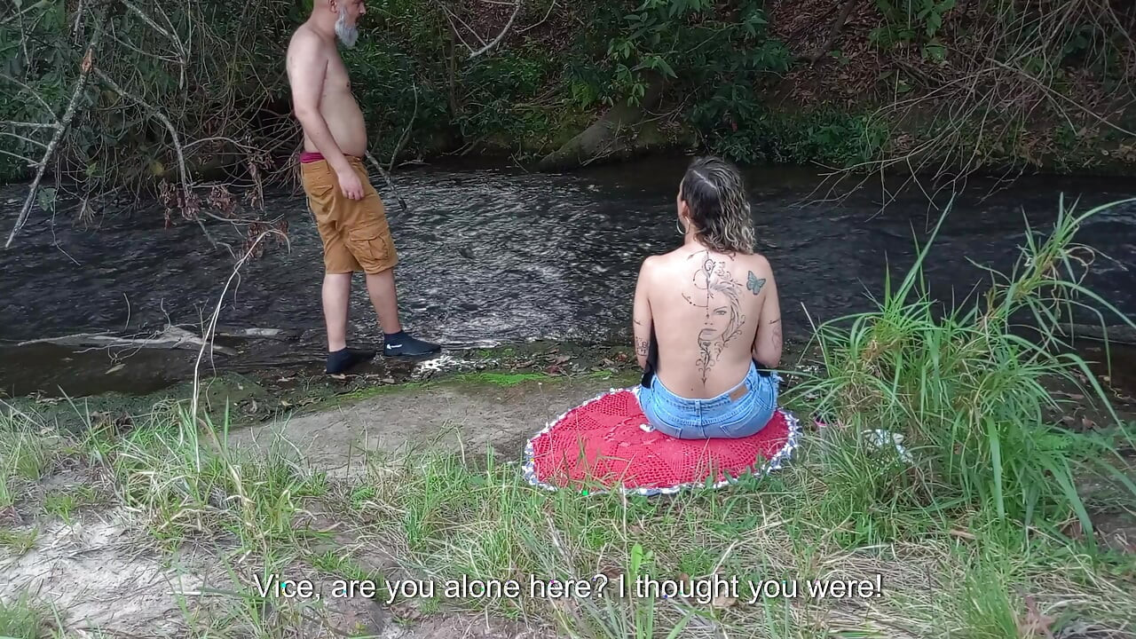 Cuộc gặp gỡ với một người lạ tại một thác nước kết thúc bằng màn làm tình ngoài trời.