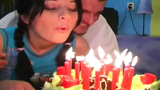 Brünettes schätzchen mit zöpfen wird zum orgasmus gefingert