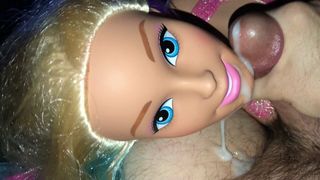 Éjaculation sur la tête de coiffage de Barbie 5