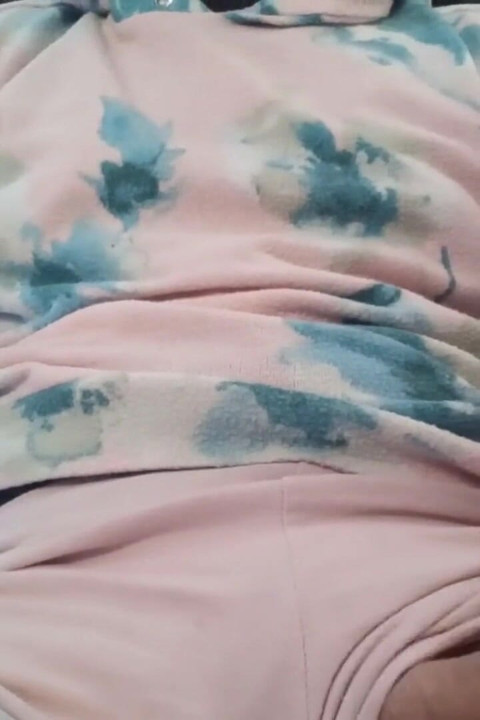 Pembe kapüşonlu kız arkadaşımla okşuyor