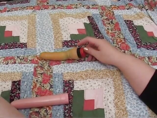 Rondborstige Italiaanse huisvrouwen houden ervan om haar grote poesje te masturberen ...