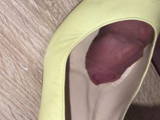Cumming inside the yellow peeptoe heel