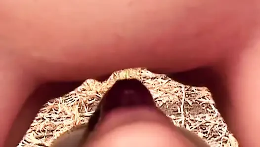 Memek mupit gadis lesbian ini dijilat habis-habisan di luar ruangan