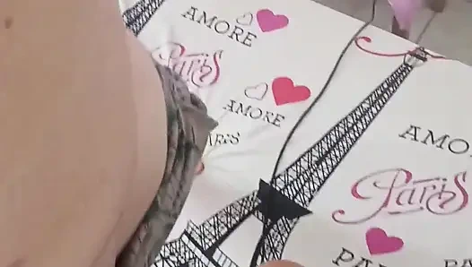 Büyük götlü ve sevimli esmer büyük beyaz yarak emerken playstation'da sonbahar erkekleri oynuyor!!