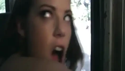 Olgun esmer orta yaşlı seksi kadın yarak emiyor ve otobüste sikiliyor