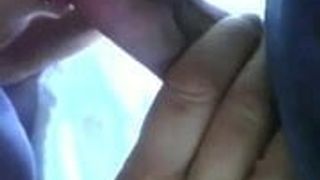 Пухлая девушка сосет хуй в любительском видео