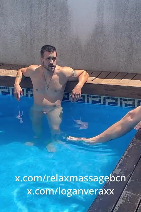 Caso fumegante à beira da piscina