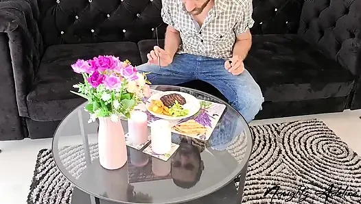 İtaatkar ağız yemek için yarak yutuyor - evcil kız