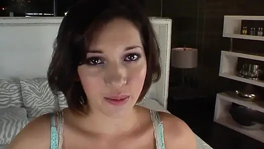 Жадная до спермы крошка-брюнетка трахается с большим членом и получает камшот на лицо