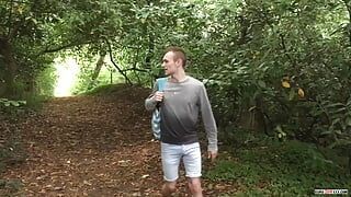 Любительський гей Твінк Міллер Ларкін катається на своєму ділдо в лісі