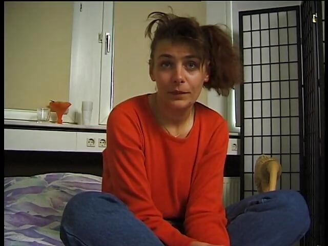 Brunetka lisica zostaje wyruchana i wytrysk na brzuch w POV