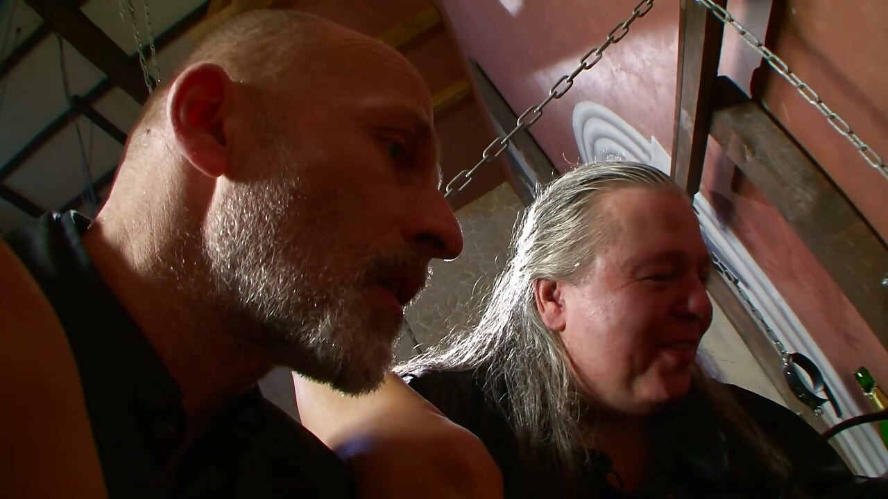 Leashed Slave Gets Brutal Anal Object Insertion
