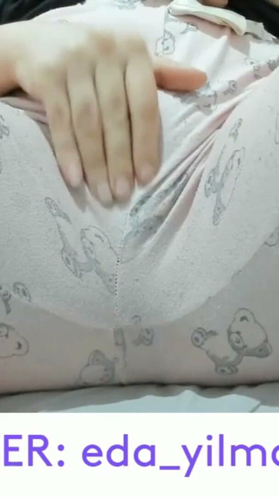 MASTURBARE ÎN PIJAMALE - MATURĂ SEXY TURCOAICĂ- PORNO TURC | Clipul 3