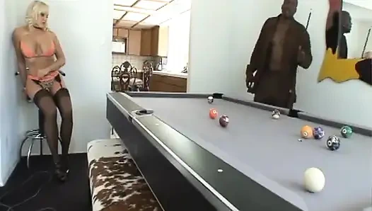 Mandingo arkadaşım tarafından bilardo masasında sikilmeyi seviyorum