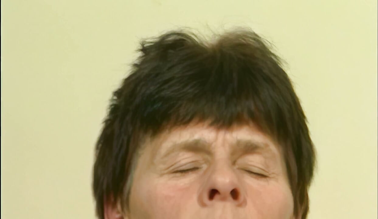 Matură cu ciorapi, curvă, desfăcută larg la anal