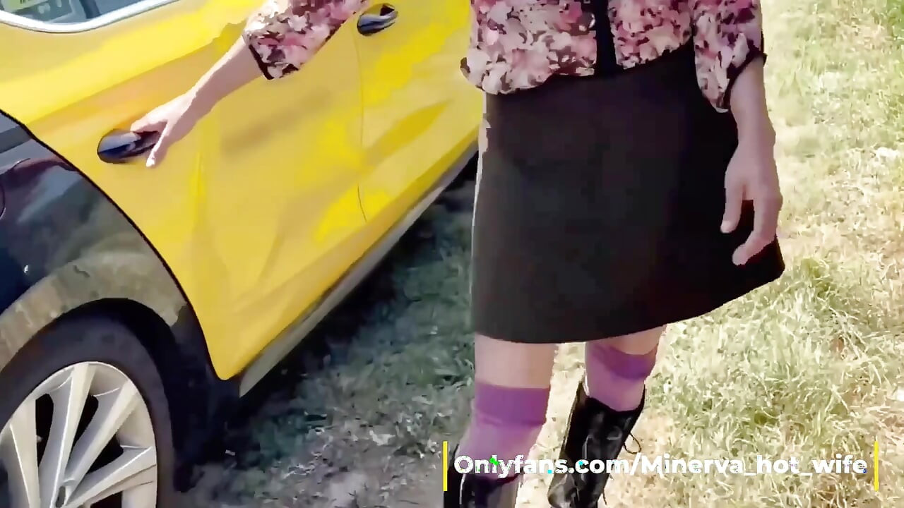 Vợ trả tiền taxi bằng một cú thổi kèn. Tài xế taxi xuất tinh vào miệng trong khi chồng xem. Vợ khoe hàng và quyến rũ trong taxi