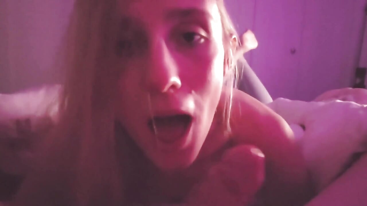 Une superbe salope blonde entre tes jambes - adoration de la bite en POV