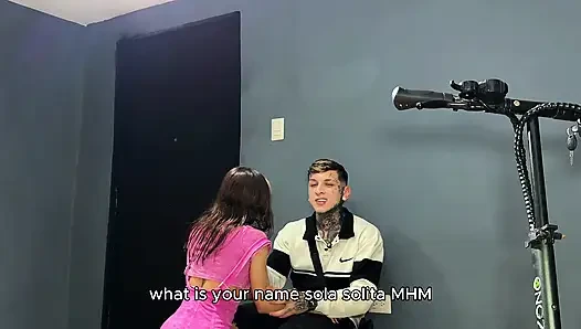 МОЯ ЗАМУЖНЯЯ СОСЕДКА убежала от своего мужа после прогулки... Чтобы скакать на моем большом члене и заполнить его рот моим молоком