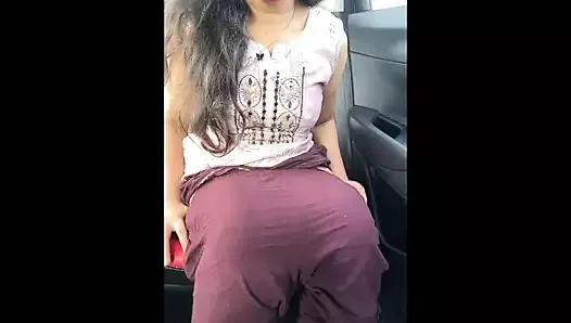 インドの女の子Aarohiビデオ通話セックスの車の中で。