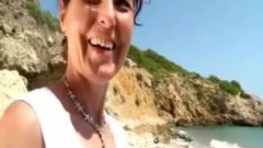 Joyce viene inculata su una spiaggia in Spagna