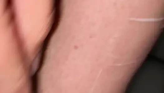 Cewek dengan lebat lagi cukur lebat - close up
