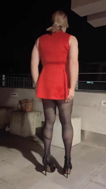 Ključni trenutak iz "Sissy jaše dildo vani"