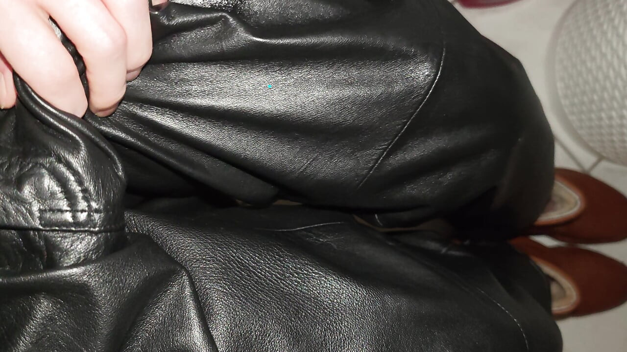 Skórzane spodnie Nappa dotykają i skrzypią ASMR