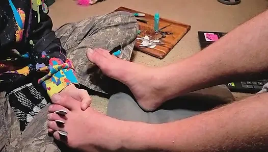 Melody дает своему господину педикюр