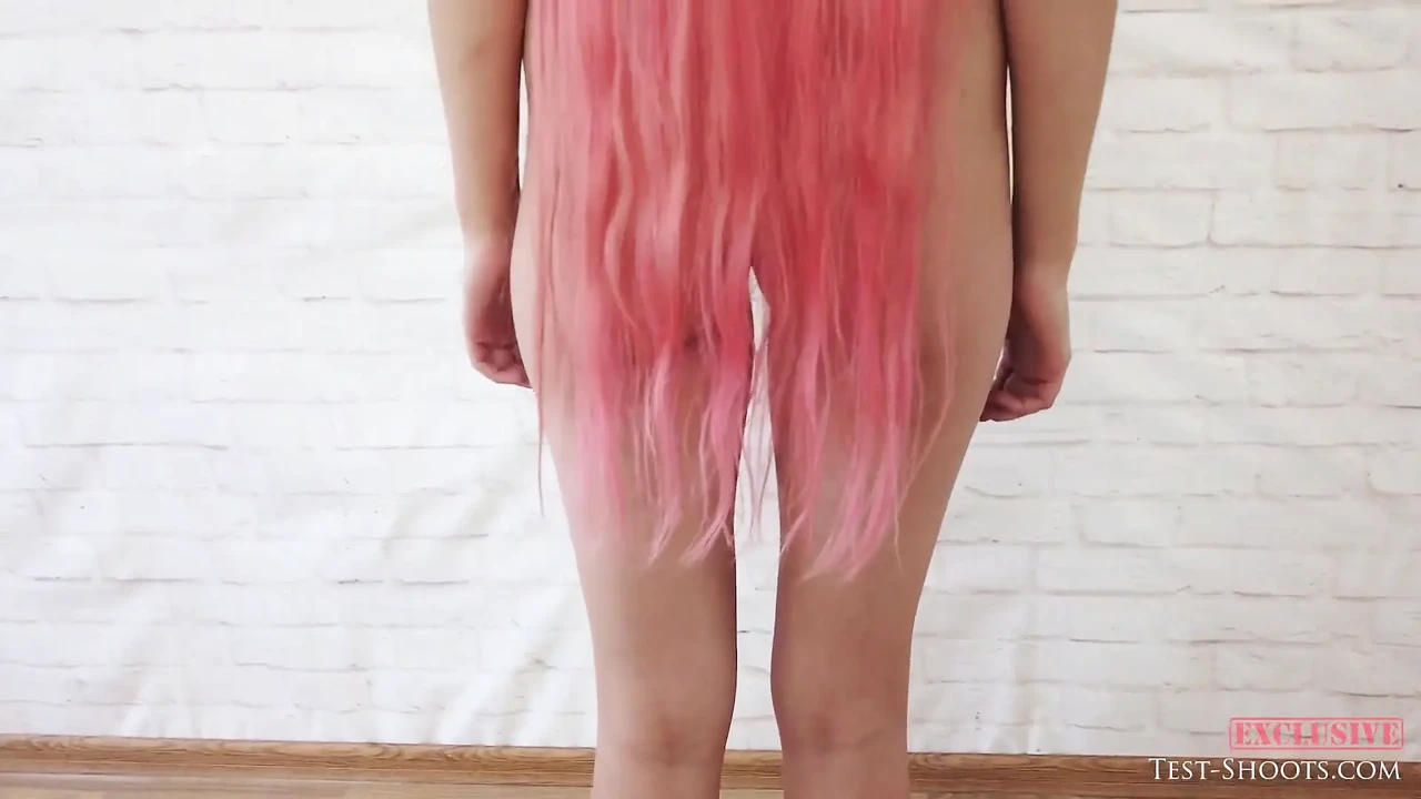 和粉色长发女孩Adele的裸体视频试镜