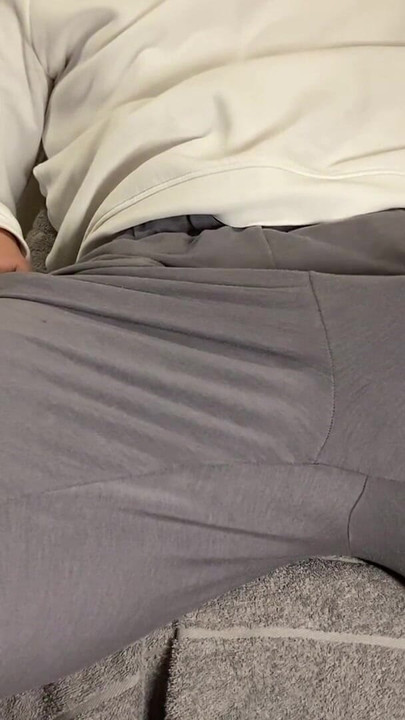 「パンツで巨大ハンズフリー中出し」からのスリル満点の瞬間