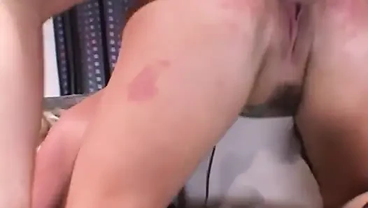 Randy, schwanzlutschendes blondes küken wird vollgespritzt, nachdem sie einen harten schwanz auf der couch geritten hat