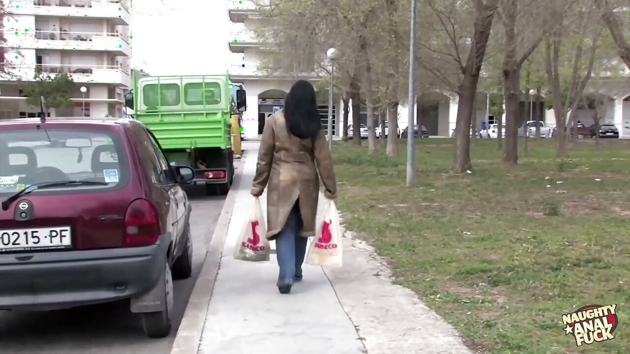Con dâm vú to bị dildo cắm lồn và cặc nhét vào lỗ nhị.