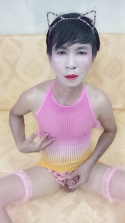 Transseksüel oanh le mastürbasyon yaparken seksi kıyafetler giyiyor ve vücudunun her yerine boşalıyor