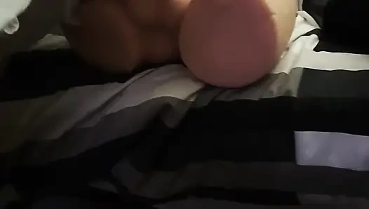 Meine Schlampe lutscht meinen Schwanz und wird von einer anderen männlichen Sexpuppe gefickt.