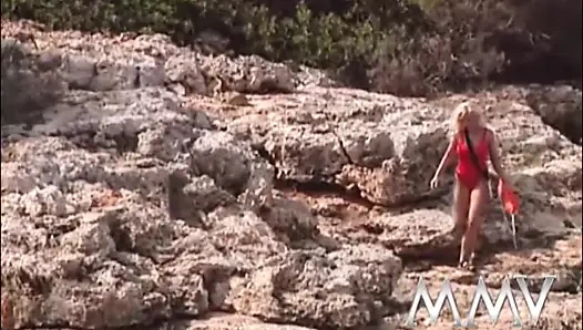Lustvolle blonde kelly trump masturbiert auf felsen
