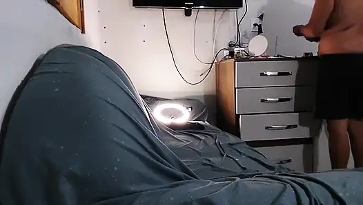 Маленькая сучка действительно обожает трахаться и не удовлетворена своим самцом, который есть дома и даст ее киску другим мужчинам