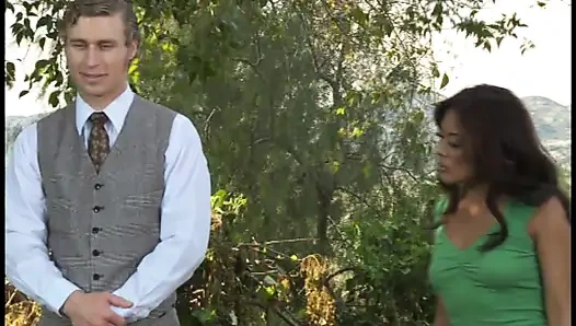 Sürtük sarışın orta yaşlı seksi kadın açık havada sikiliyor ve büyük yarakla amına boşalıyor