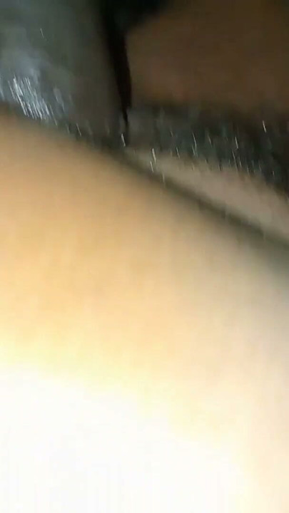 neukte mijn vrouw terwijl ik dicht tegen haar aan kroelde. | Clip 2
