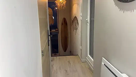 Die Beste Freundin Meiner Frau Kam, Während Sie Weg War. Intensives Ficken in Der Küche Und Auf Der Couch.