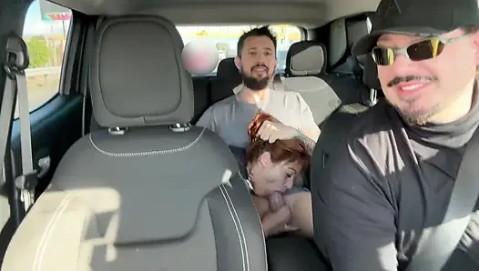 Aku mergokin pasangan kekasihku lagi memekku dan meninggalkan mereka di kursi belakang mobil