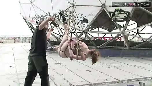 Cewek pirang diikat dan digantung dengan tali